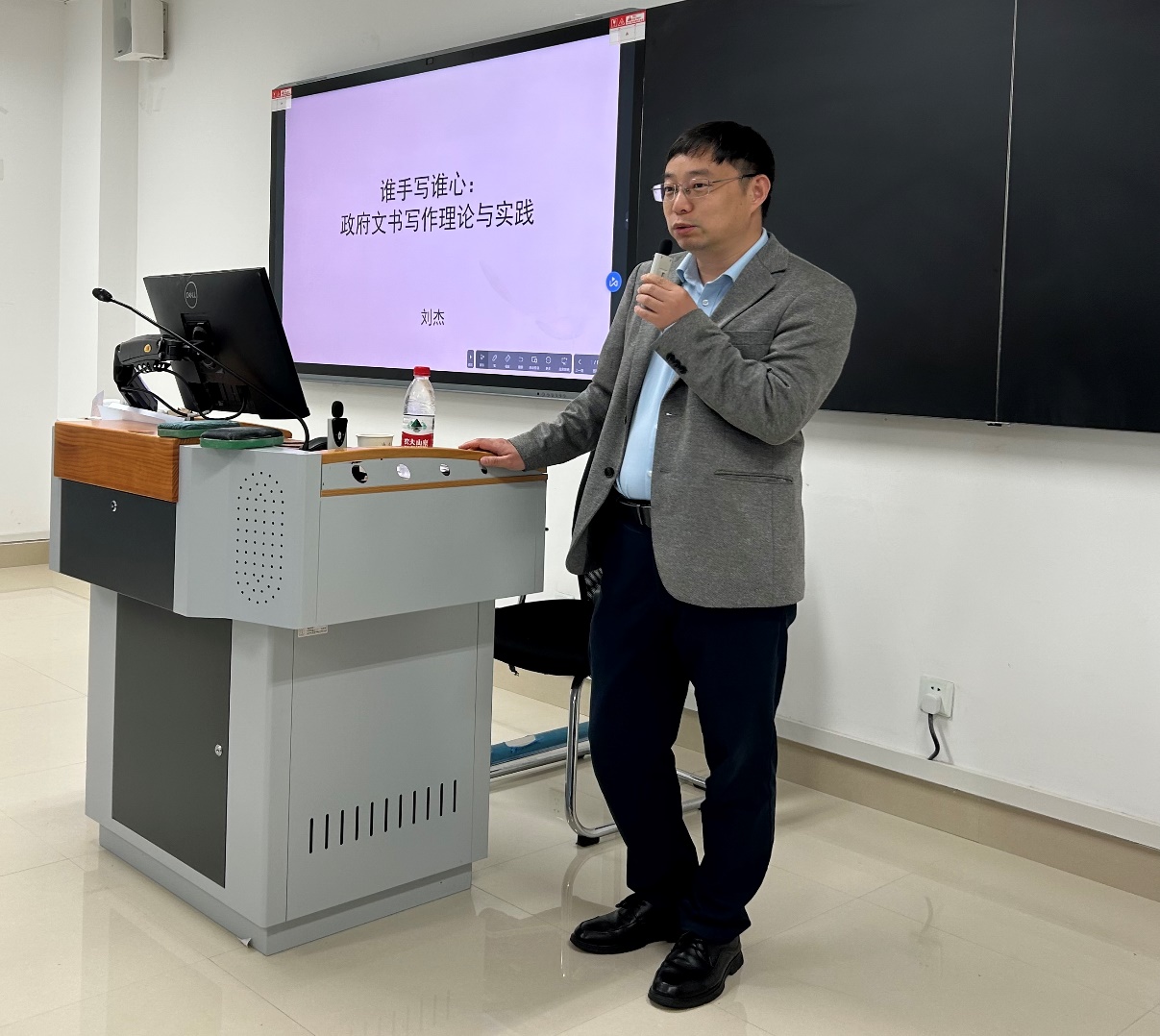 中国行政管理学会刘杰研究员应邀来我院开展讲座